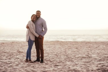 Gülümseyen genç Afrikalı Çift 