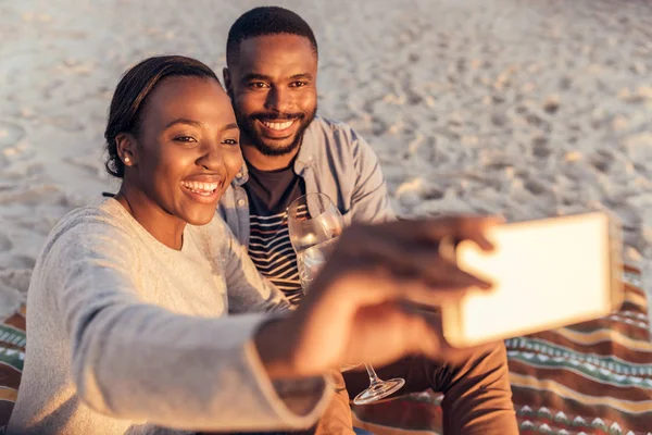 Sonriente joven pareja africana — Foto de Stock