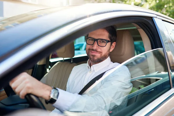 Lächelnder Junger Mann Mit Brille Steuer Seines Autos Das Durch — Stockfoto