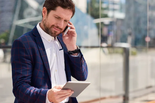 Ung Affärsman Talar Hans Mobiltelefon Och Använda Digitala Surfplatta Stående — Stockfoto