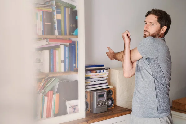 Fokussierter Junger Mann Sportkleidung Der Die Arme Ausstreckt Und Sich — Stockfoto