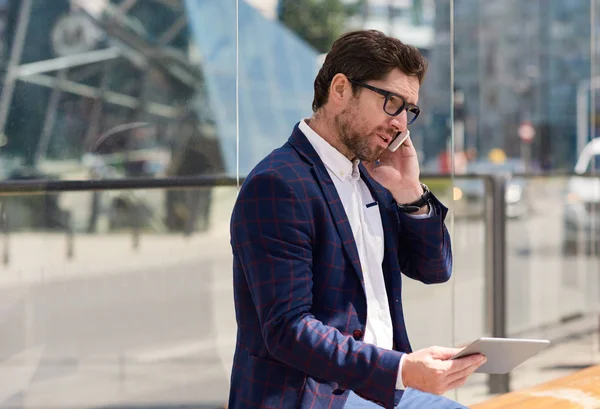 Joven Hombre Negocios Sentado Banco Ciudad Usando Tableta Digital Hablando — Foto de Stock