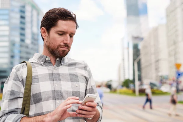 남자는 도시에서 거리에 핸드폰에 메시지를 보내는 — 스톡 사진