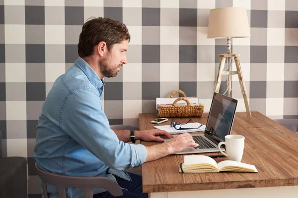 Zufriedener Junger Geschäftsmann Der Allein Hause Online Arbeitet Mit Laptop — Stockfoto