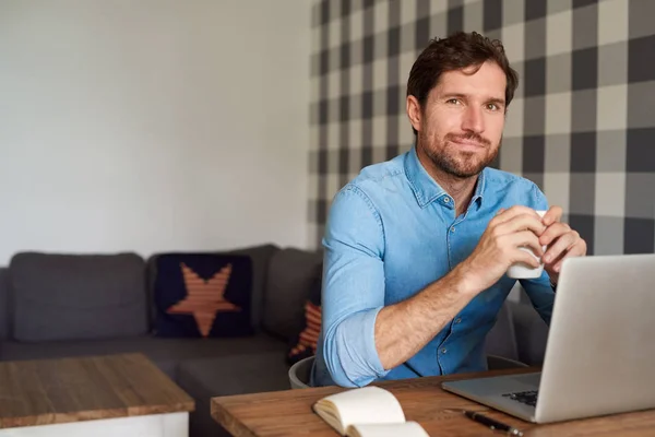 Leende Ung Man Dricka Kaffe Och Arbetar Online Med Laptop — Stockfoto