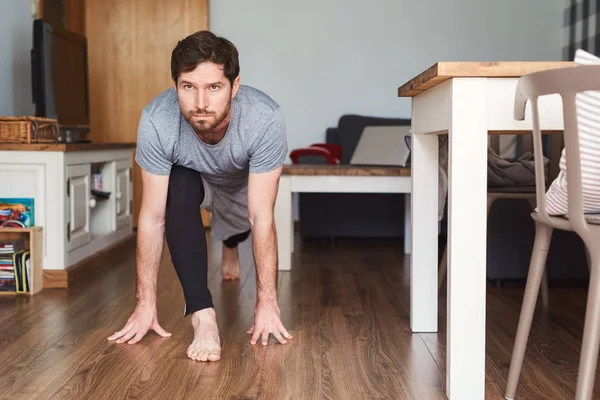 Passar Ung Man Sportkläder Öva Yogaställningar Golvet Sin Lägenhet Träningspass — Stockfoto