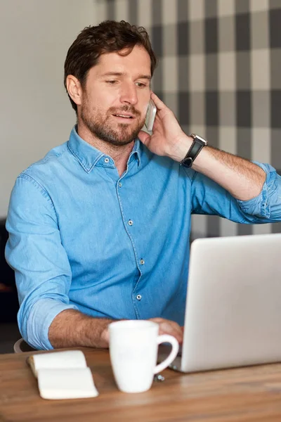 Närbild Innehåll Ung Man Arbetar Online Med Laptop Och Talar — Stockfoto