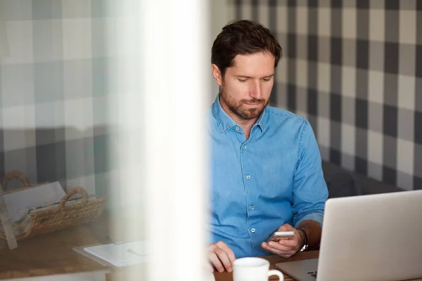 Lächelnder Junger Mann Liest Eine Sms Auf Seinem Handy Und — Stockfoto