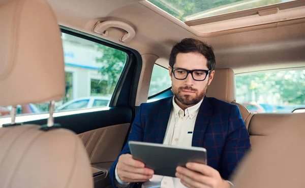 Giovane Uomo Affari Seduto Sul Sedile Posteriore Dell Auto Che — Foto Stock