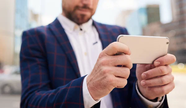 Primer Plano Las Manos Joven Hombre Negocios Que Usa Una — Foto de Stock