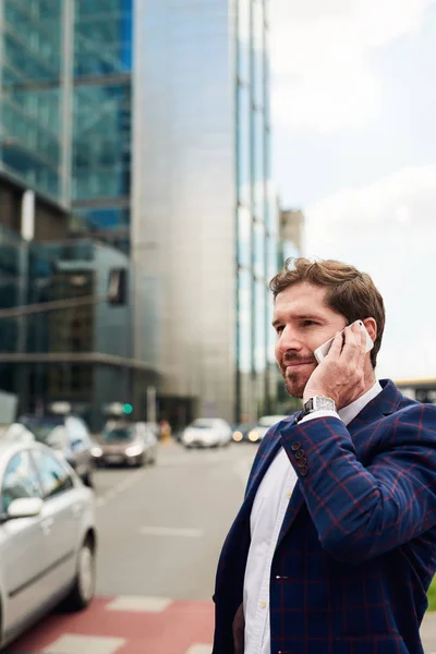 Joven Hombre Negocios Sonriente Vistiendo Blazer Conversando Por Celular Mientras —  Fotos de Stock