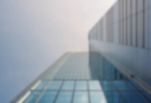 Suddig Bild Utsidan Moderna Glas Skyskrapa Mot Blå Himmel Det — Stockfoto