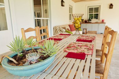 Dış bir açık havada yemek, çağdaş bir banliyö ev büyük eğlence verandada ayarla