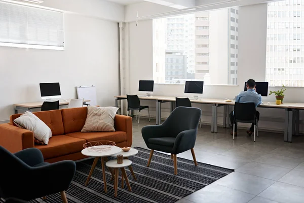 Jovem Designer Asiático Sentado Mesa Usando Computador Lendo Notas Escritório — Fotografia de Stock