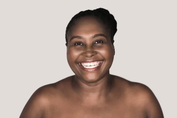 Mulher Africana Jovem Size Com Tez Perfeita Sorrindo Contra Fundo — Fotografia de Stock