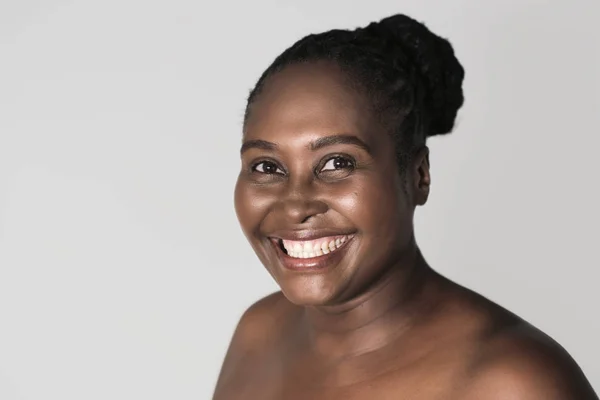 Sonriendo Más Tamaño Mujer Africana Con Hermosa Tez Pie Solo — Foto de Stock
