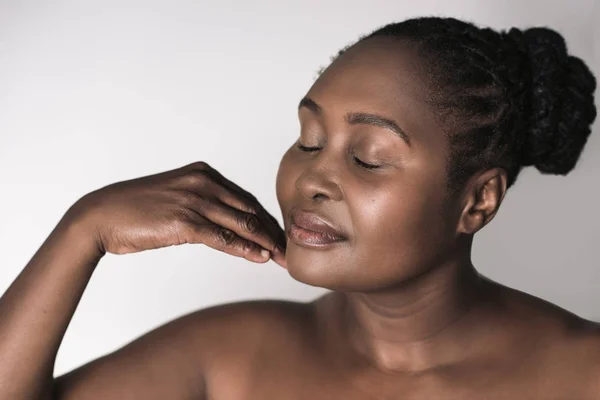 Ung Storlek Afrikansk Kvinna Med Vacker Stående Mot Vit Bakgrund — Stockfoto