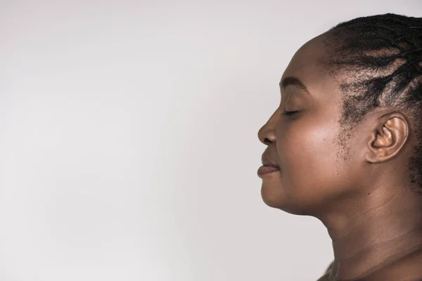 Προφίλ Των Νέων Συν Μέγεθος Αφρικανή Γυναίκα Όμορφο Δέρμα Στέκεται — Φωτογραφία Αρχείου