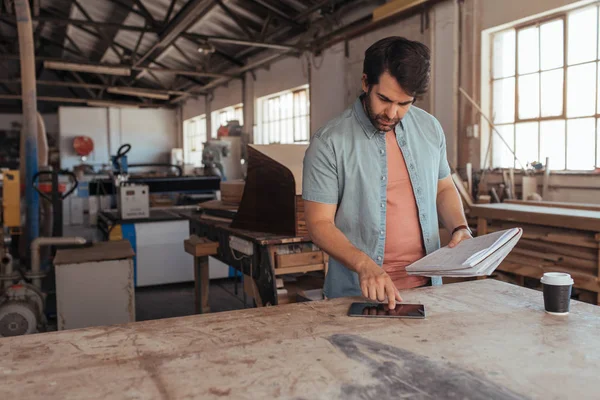 Jovem Artesão Qualificado Bancada Trabalho Seu Estúdio Marcenaria Usando Tablet — Fotografia de Stock