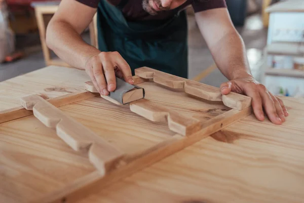 Close Van Timmerman Hand Vakkundig Schuren Stukken Van Houten Meubelontwerpen — Stockfoto