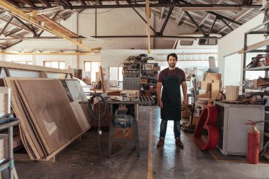 Ahşap dükkânında marangozluk donatımın tam bir Bank tarafından bir sakal konumu olan yetenekli bir genç ustası portresini gördüm