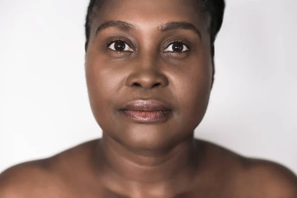 Retrato Close Jovem Mulher Africana Size Com Tez Perfeita Contra — Fotografia de Stock