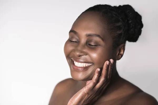 Sorrindo Jovem Size Mulher Africana Com Olhos Fechados Contra Fundo — Fotografia de Stock