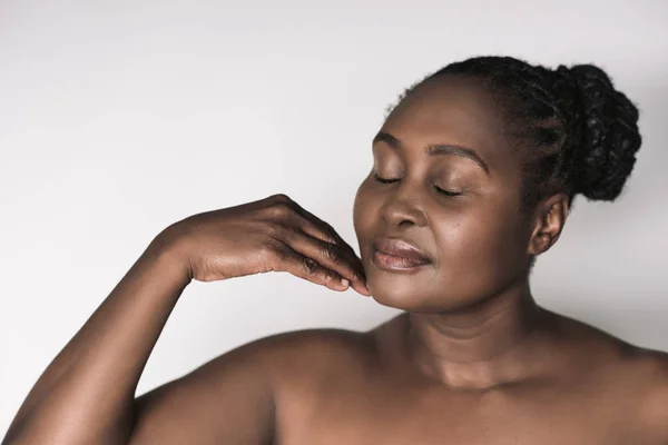 Ung Storlek Afrikansk Kvinna Med Vacker Hud Stående Med Ögonen — Stockfoto