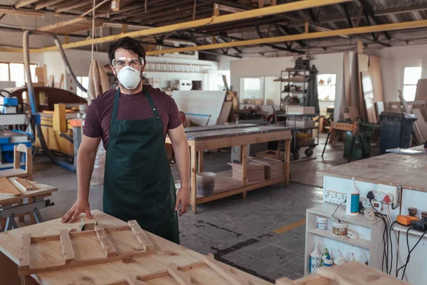 Retrato Del Joven Carpintero Pie Junto Banco Trabajo Gran Taller —  Fotos de Stock