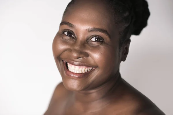 Красива Молода Плюс Розмір Африканських Жінка Досконалою Шкіри Посміхаючись Поки — стокове фото