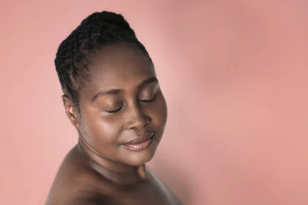 Attraktiv Ung Storlek Afrikansk Kvinna Med Vacker Hud Stående Med — Stockfoto