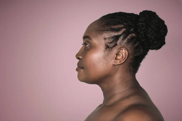 Προφίλ Ενός Νεαρού Συν Μέγεθος Αφρικανή Γυναίκα Όμορφο Δέρμα Στέκεται — Φωτογραφία Αρχείου