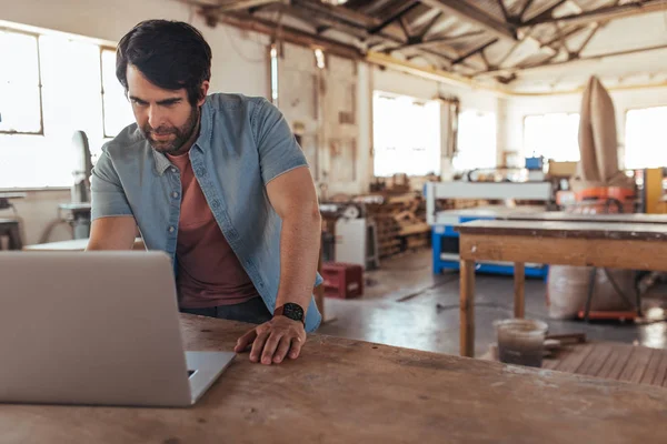 Skilled Young Craftsman Standing Workbench His Large Woodworking Studio Full — Stock Photo, Image