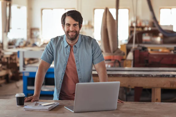 Retrato Joven Carpintero Sonriente Con Barba Apoyado Sobre Banco Trabajo — Foto de Stock