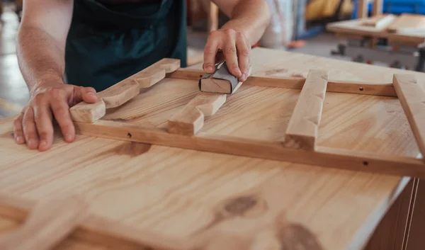 Imagen Recortada Manos Hábiles Carpintero Lijado Piezas Diseño Muebles Madera — Foto de Stock