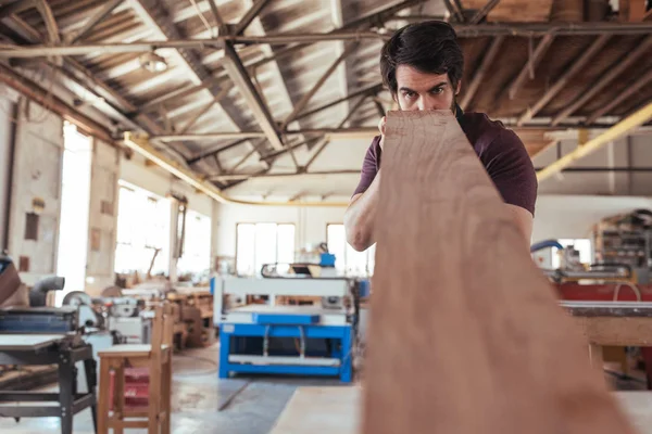 Gelernter Junger Handwerker Mit Schürze Der Eine Holzplanke Auf Qualität — Stockfoto