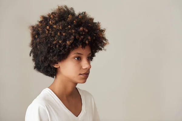 Mujer Africana Joven Vestida Casualmente Con Una Tez Afro Natural — Foto de Stock