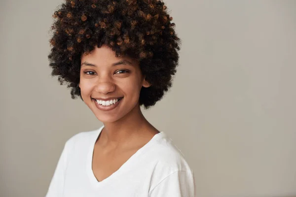 Porträt Einer Lässig Gekleideten Jungen Afrikanerin Mit Afro Natürlichem Teint — Stockfoto