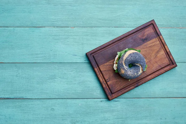 Alto Ángulo Delicioso Bagel Semillas Amapola Con Queso Crema Salmón — Foto de Stock