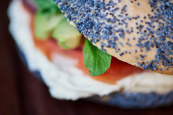 Detailní Záběr Lahodný Smetanový Sýr Lososa Mák Bagel Zeleninou Sedí — Stock fotografie