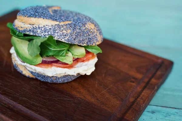 Gros Plan Délicieux Bagel Fromage Crème Graines Pavot Saumon Avec — Photo