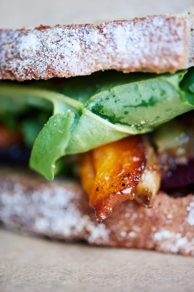 Primer Plano Sándwich Con Una Variedad Verduras Orgánicas Cortadas Por — Foto de Stock