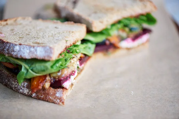 Primer Plano Corte Por Mitad Sándwich Con Verduras Orgánicas Surtidos —  Fotos de Stock