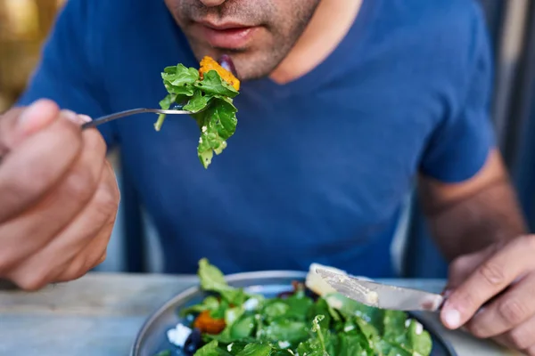 Gros Plan Homme Assis Seul Une Table Bistrot Mangeant Une — Photo