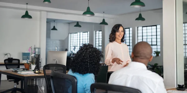 Jovem Empresária Sorrindo Conversando Com Grupo Diversificado Colegas Durante Uma — Fotografia de Stock