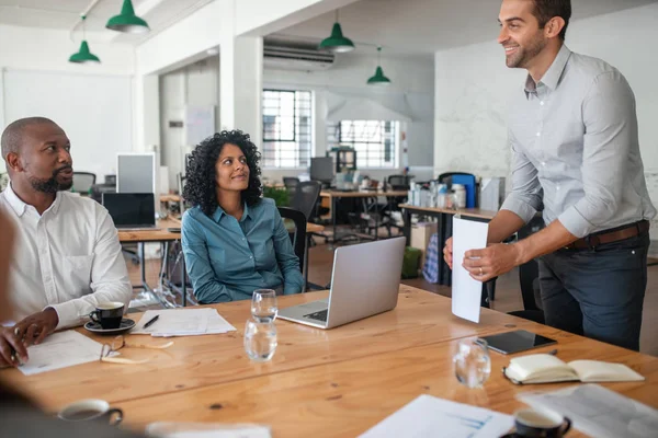 Junger Manager Lächelt Während Eines Meetings Mit Seinen Vielfältigen Mitarbeitern — Stockfoto