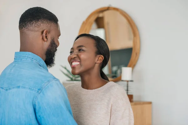 Jovem Afro Americana Sorrindo Olhando Para Marido Braço Dado Seu — Fotografia de Stock