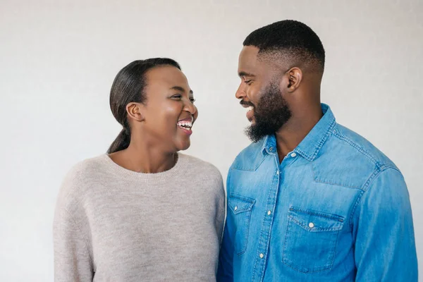 Gülümseyen Genç Afrikalı Amerikalı Çift Modern Dairelerinde Kol Kola Durarak — Stok fotoğraf