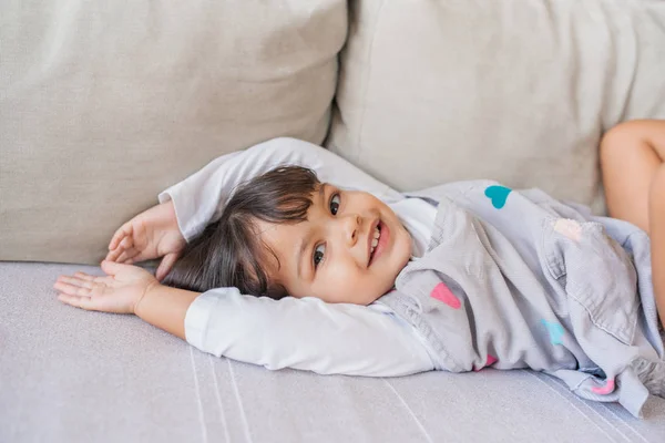 Ritratto Una Graziosa Bambina Sorridente Mentre Gioca Divano Nel Suo — Foto Stock