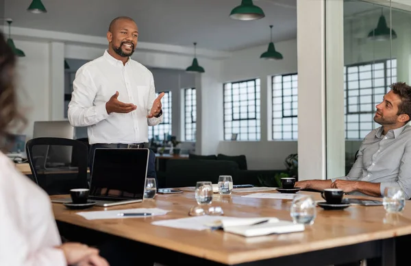 Gerente Afroamericano Sonriente Discutiendo Negocios Durante Una Reunión Con Personal — Foto de Stock